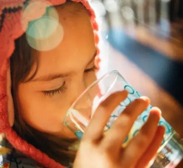 写真：水を飲む子供